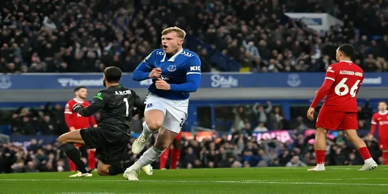 Jarrad Branthwaite của Everton làm thùng lưới đối thủ